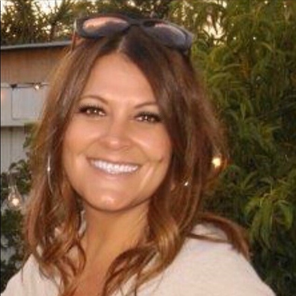 Welcome to my closet! Thanks for stopping by 💞 - Picture 2 of 3